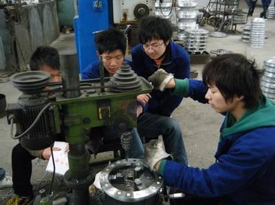 机械工程系学生在校办工厂开展机械制造生产性实训
