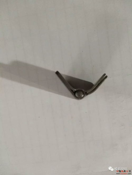 连续模中两层叠料带料的工艺方法